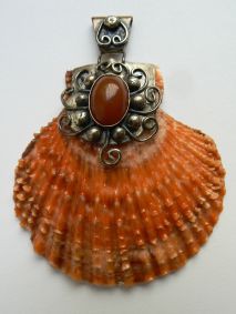 Strieborný prívesok s mušľou a jaspisom 